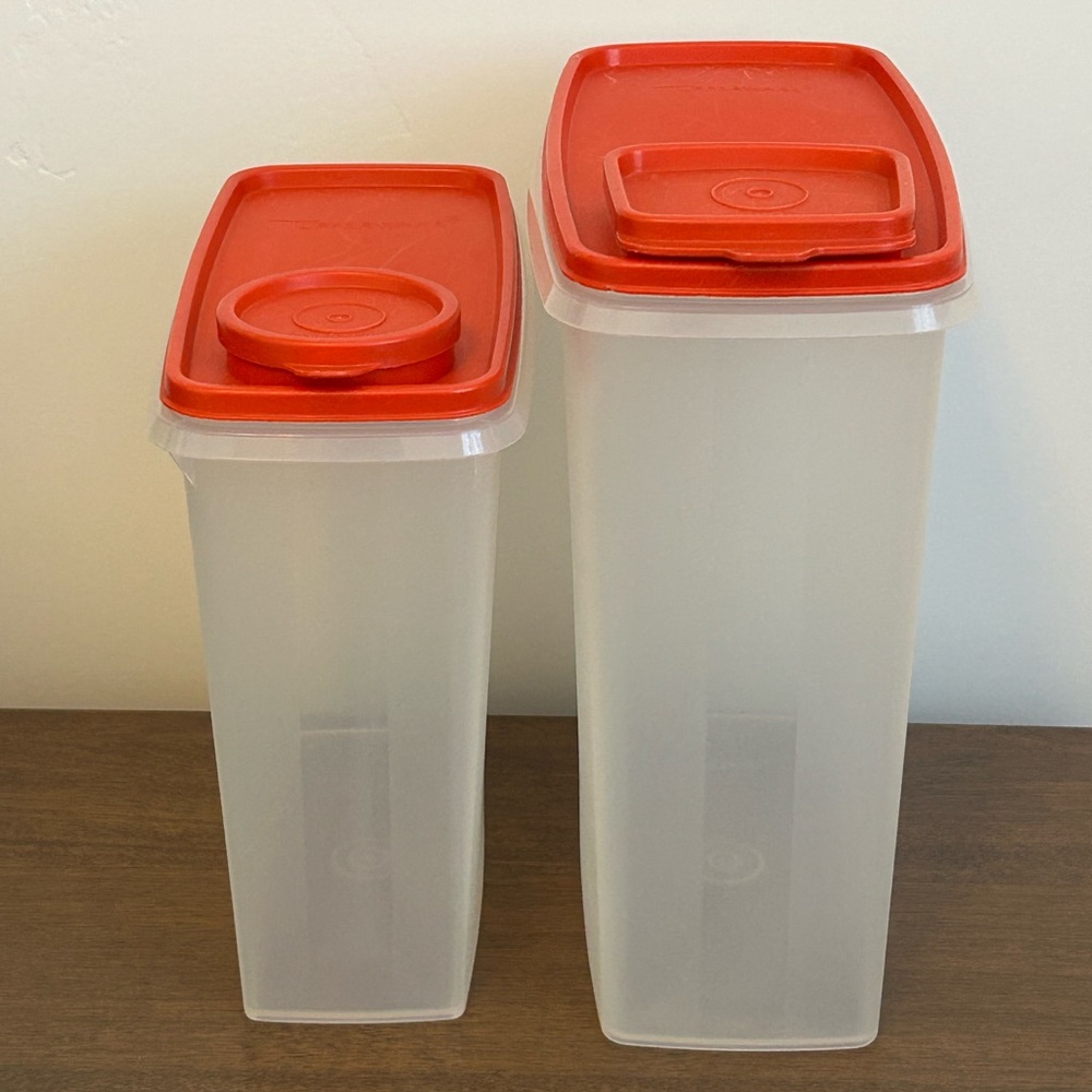 2 TUPPERWARE STOR N POUR CEREAL PASTA CONTAINERS 13 & 20 CUPS RED FLIP TOP SEALS